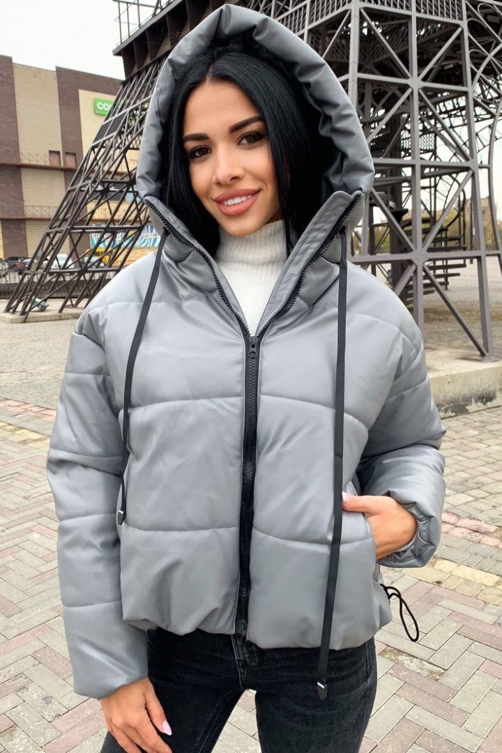 серая куртка
